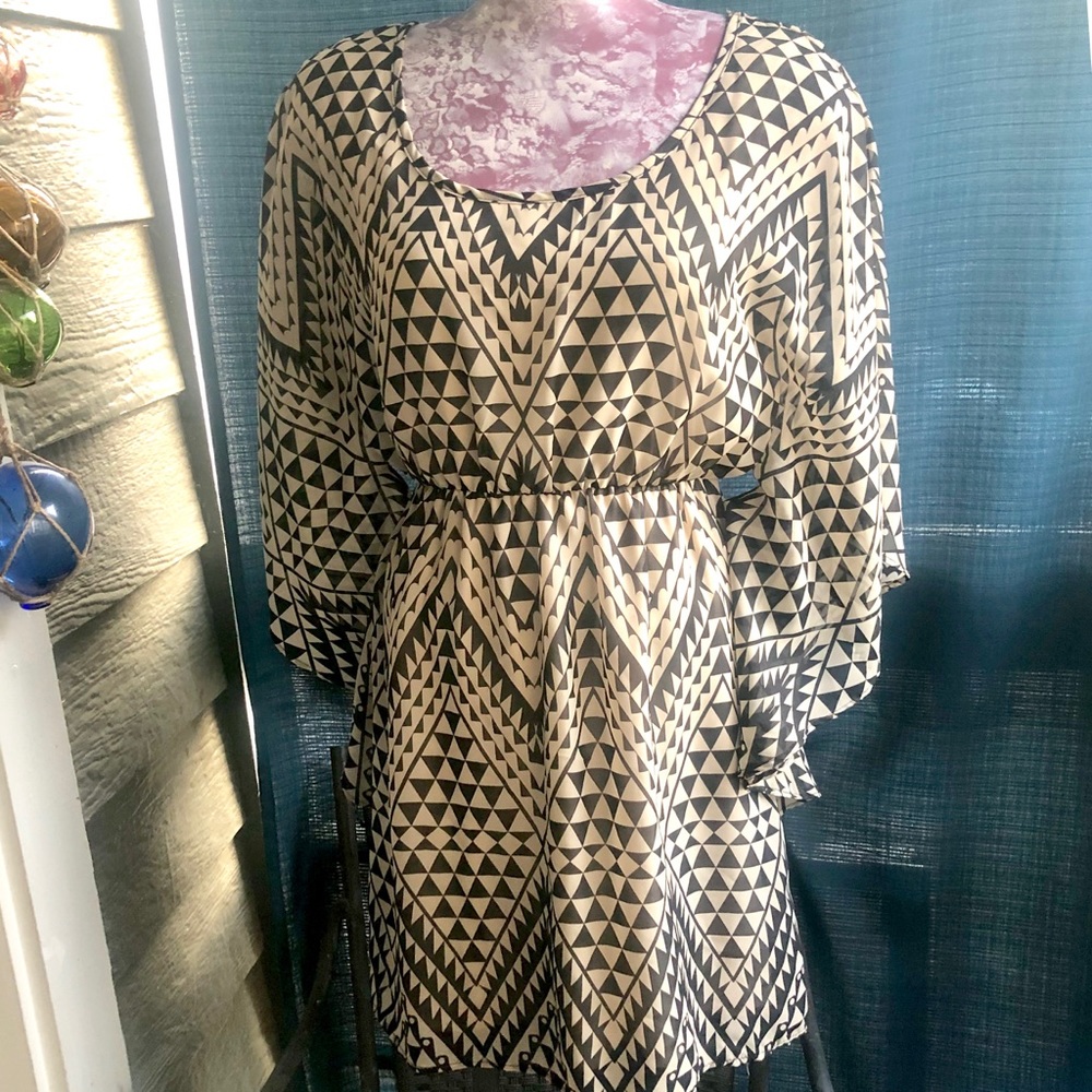 Lady’s Tan & Black Dress w/Butterfly Sleeves! Med
